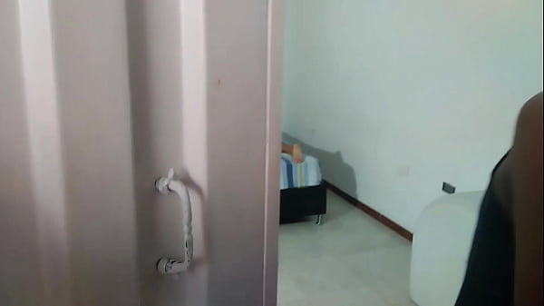 LA PUTA DE MI HERMANASTRA CHUPA MI POLLA Y CABALGA SOBRE ELLA HASTA SACARME LA LECHE QUE RICO POLVO