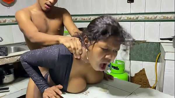le follo el coño de mi madrastra